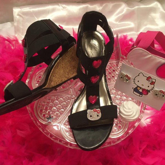 ADORABLE sandals and matching earings with hello kitty and crystal details! - Picture 7 of 11